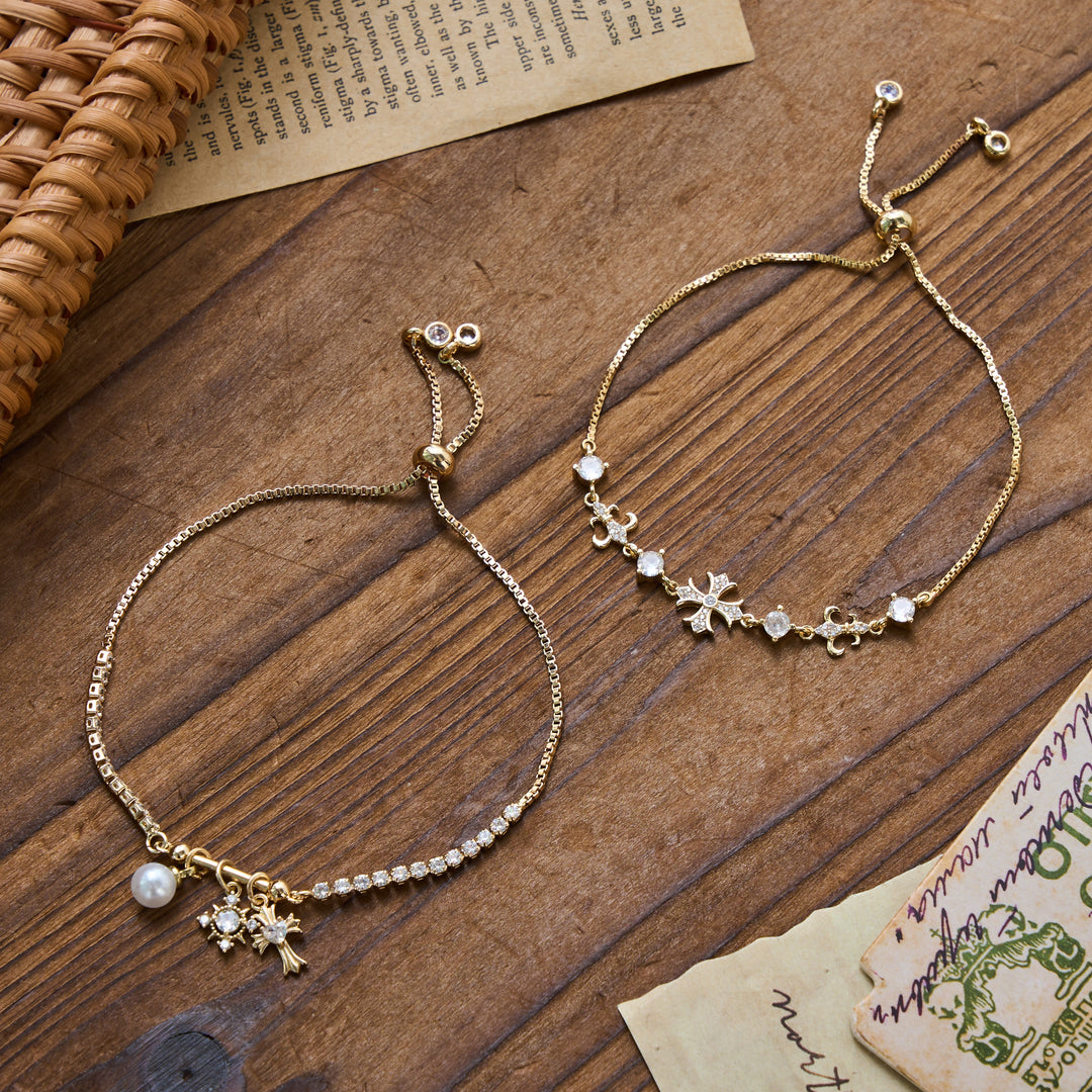 Christianartworkshop Armband mit Fleur-de-Lis-Kreuzanhänger: Personalisiertes Symbol des sanften himmlischen Friedens - Set mit 2 Stück - Golden - image 1
