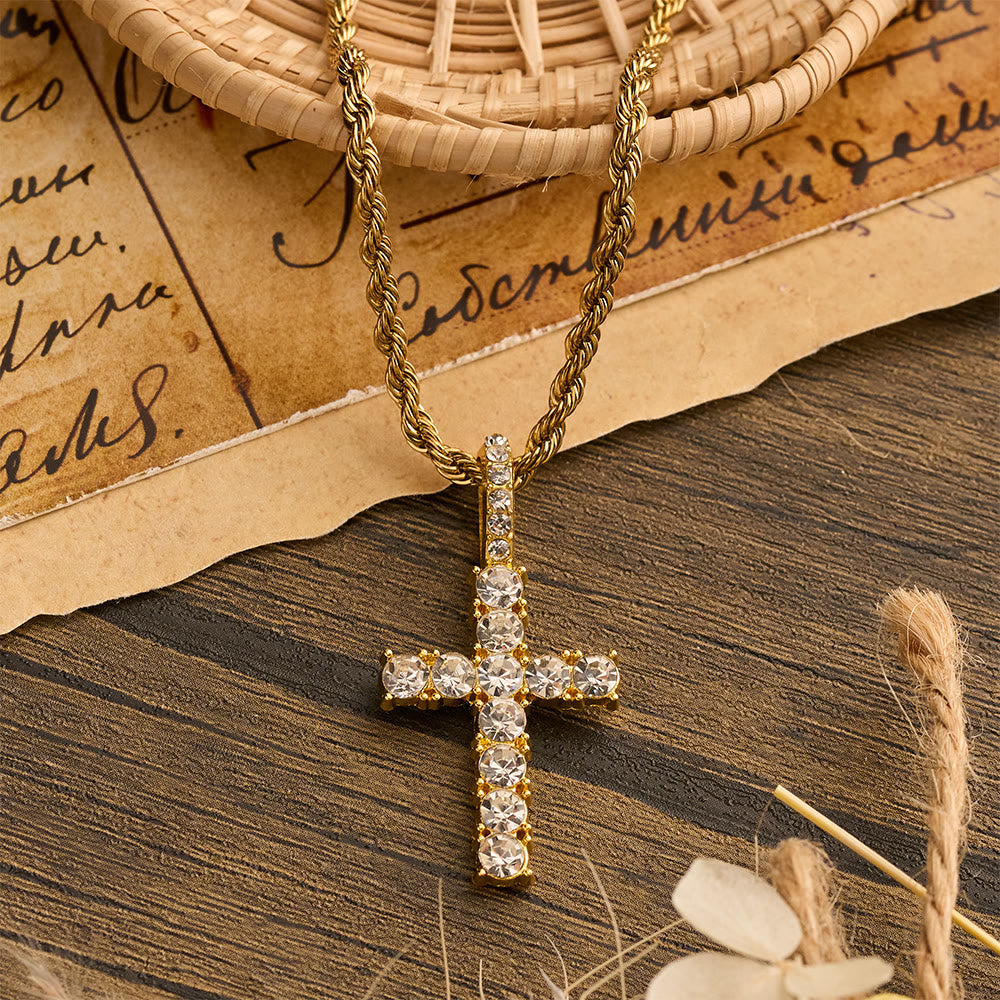Christianartworkshop Halskette mit glatt gedrehter Kette und vollständig mit Steinen besetztem Kreuz: Zeitloses Symbol sanfter himmlischer Fürsorge - Golden - image 2