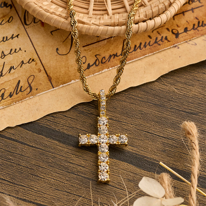 Christianartworkshop Halskette mit glatt gedrehter Kette und vollständig mit Steinen besetztem Kreuz: Zeitloses Symbol sanfter himmlischer Fürsorge - Golden - image 2