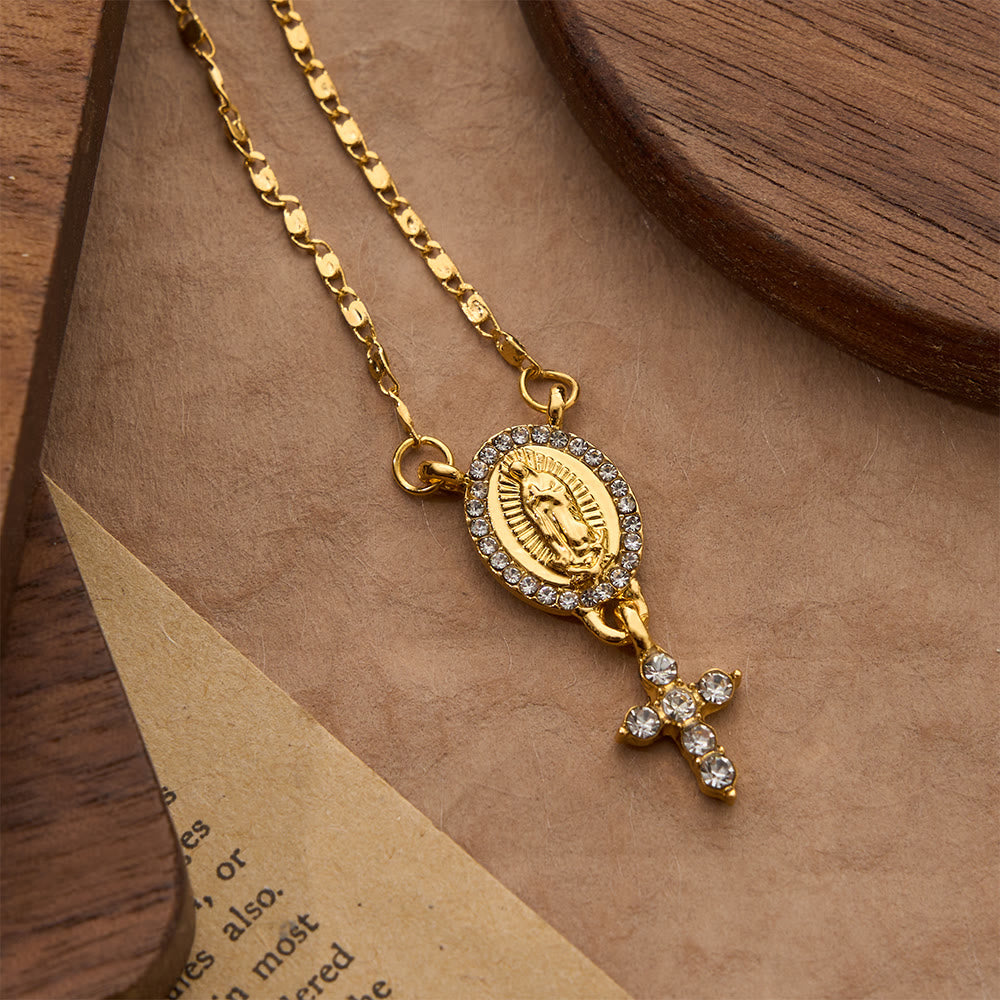 Christianartworkshop Halskette mit zwei Anhängern: Marien- und Kreuzanhänger – Zeitloses Symbol sanfter himmlischer Fürsorge - Golden - image 3