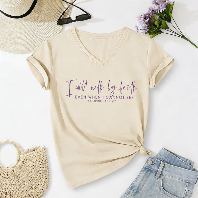 Christianartworkshop Ich werde im Glauben wandeln – Zweifarbiger Bibelvers-Print, lässiges V-Ausschnitt-T-Shirt - Beige - 2XL - image 2