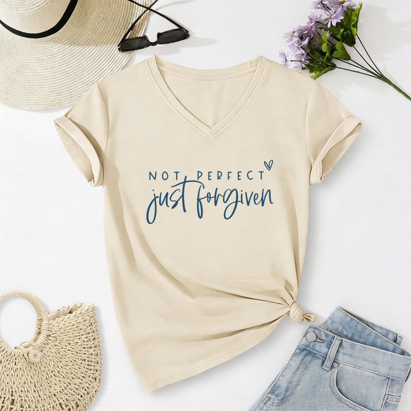Christianartworkshop Nicht perfekt, nur vergeben – Lässiges T-Shirt mit V-Ausschnitt und zweifarbiger Schriftart, kleinem Herzumriss. - Beige - 2XL - image 4