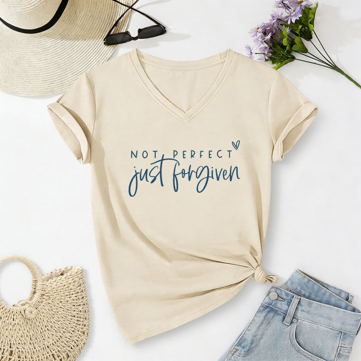 Christianartworkshop Nicht perfekt, nur vergeben – Lässiges T-Shirt mit V-Ausschnitt und zweifarbiger Schriftart, kleinem Herzumriss. - Beige - 2XL - image 4