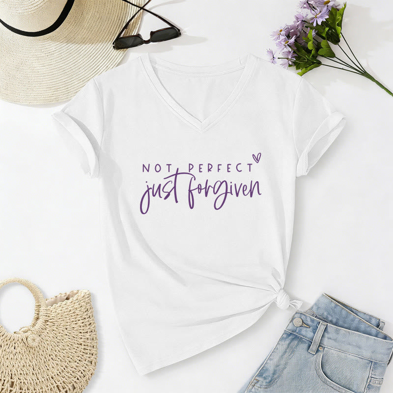 Christianartworkshop Nicht perfekt, nur vergeben – Lässiges T-Shirt mit V-Ausschnitt und zweifarbiger Schriftart, kleinem Herzumriss. - Weiß - 2XL - image 20