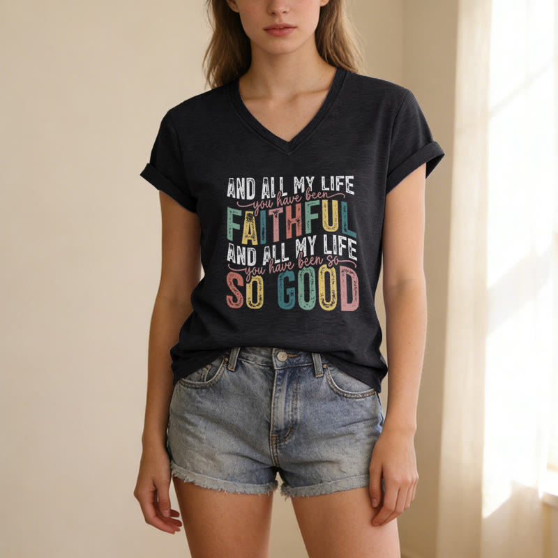 Christianartworkshop Und mein ganzes Leben lang warst du so treu – mehrfarbiges, lässiges V-Ausschnitt-T-Shirt mit zwei Schriftarten - image 7