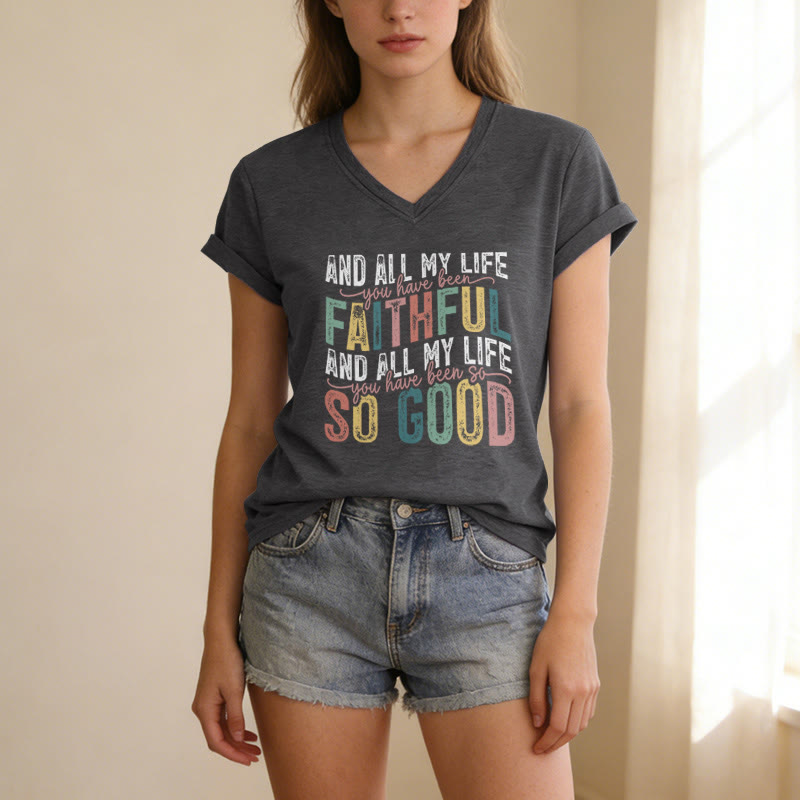 Christianartworkshop Und mein ganzes Leben lang warst du so treu – mehrfarbiges, lässiges V-Ausschnitt-T-Shirt mit zwei Schriftarten - image 3