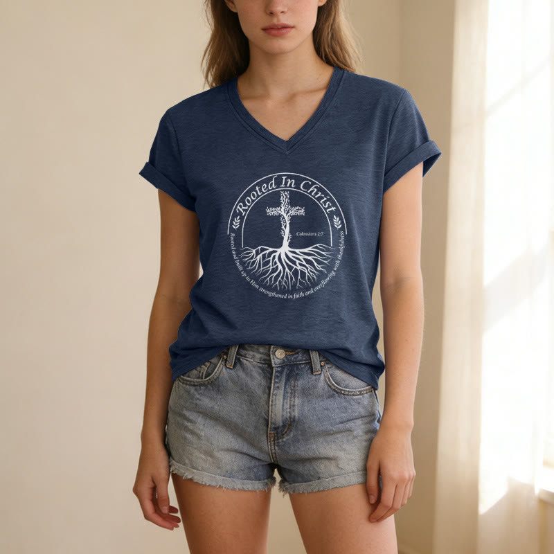 Christianartworkshop Verwurzelt in Christus – Baumwurzelkreuz, runder Rahmen, Bibelvers, lässiges V-Ausschnitt-T-Shirt - image 15