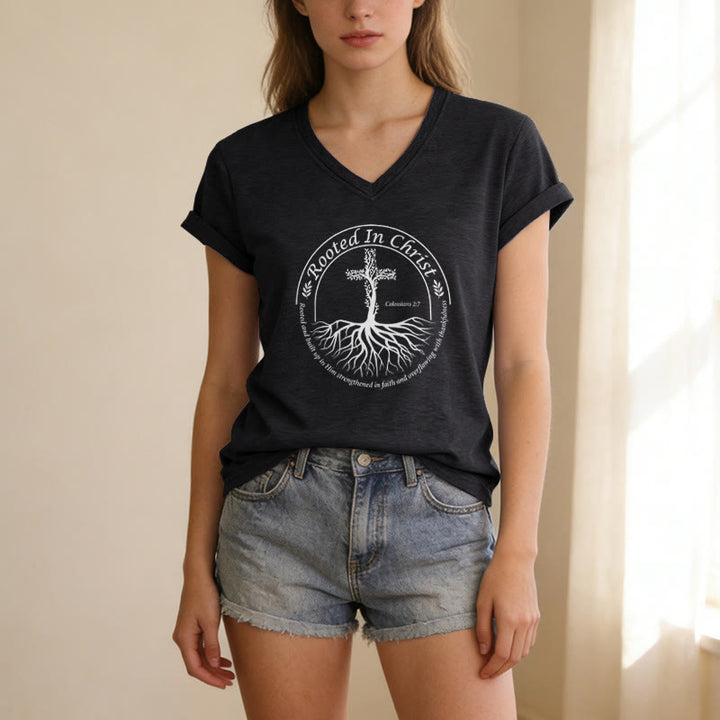 Christianartworkshop Verwurzelt in Christus – Baumwurzelkreuz, runder Rahmen, Bibelvers, lässiges V-Ausschnitt-T-Shirt - image 5