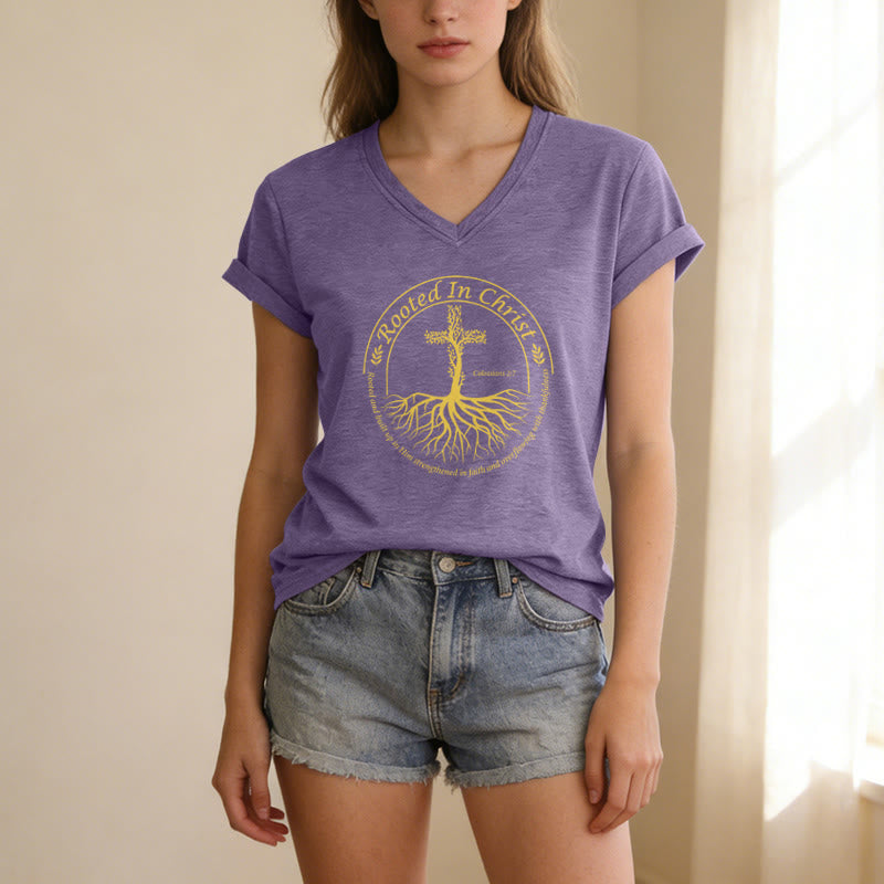 Christianartworkshop Verwurzelt in Christus – Baumwurzelkreuz, runder Rahmen, Bibelvers, lässiges V-Ausschnitt-T-Shirt - image 13