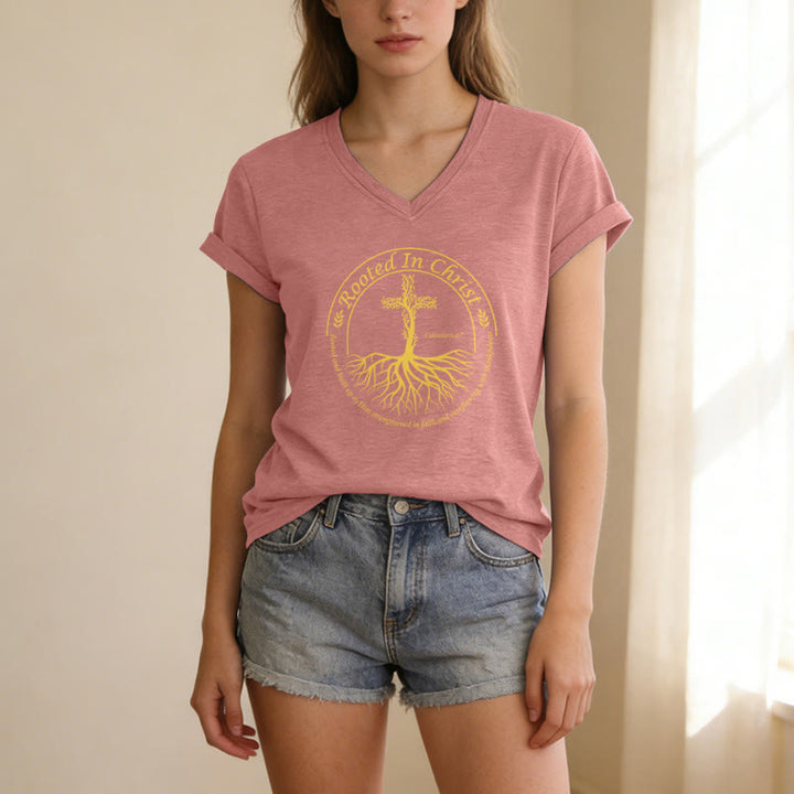Christianartworkshop Verwurzelt in Christus – Baumwurzelkreuz, runder Rahmen, Bibelvers, lässiges V-Ausschnitt-T-Shirt - image 3