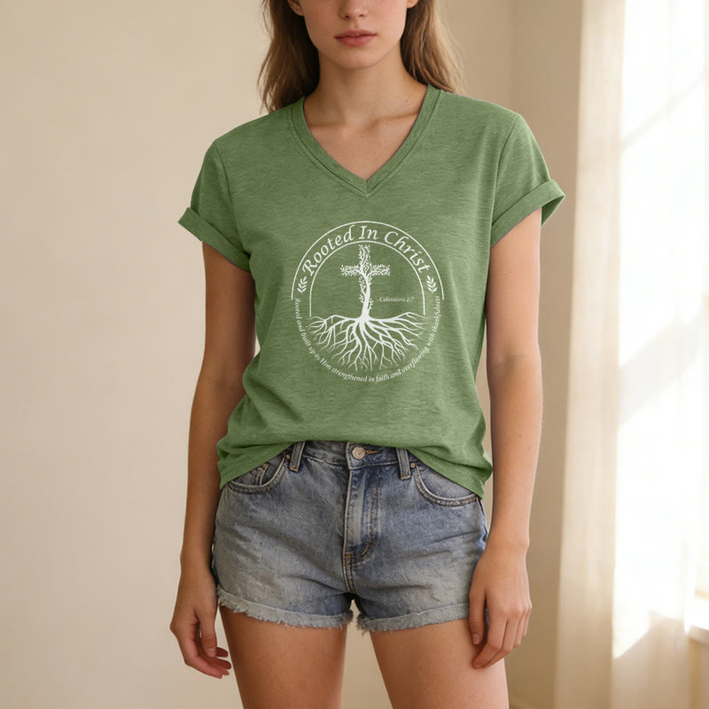 Christianartworkshop Verwurzelt in Christus – Baumwurzelkreuz, runder Rahmen, Bibelvers, lässiges V-Ausschnitt-T-Shirt - image 19
