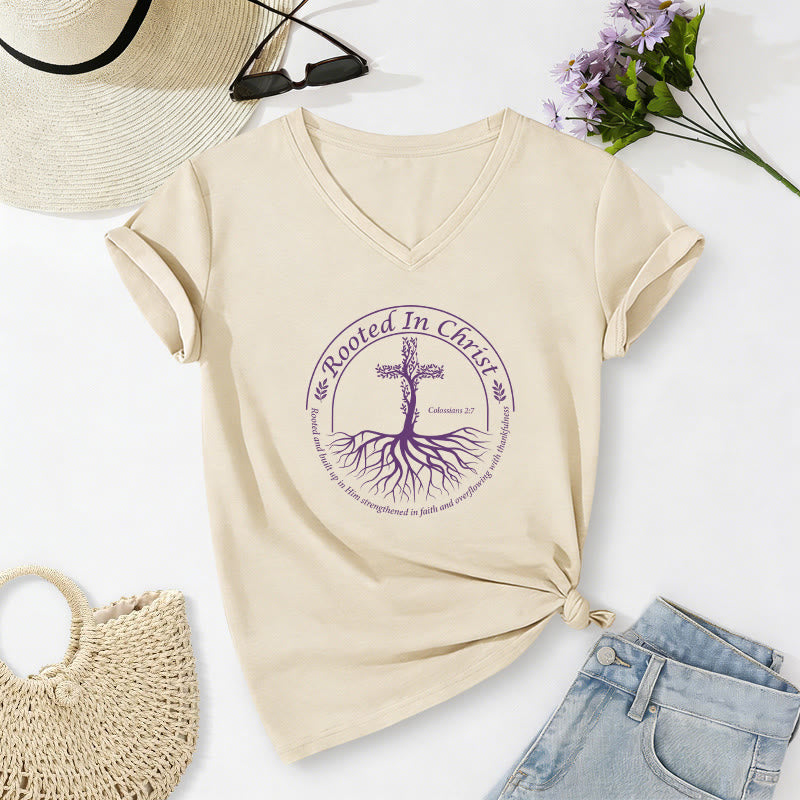Christianartworkshop Verwurzelt in Christus – Baumwurzelkreuz, runder Rahmen, Bibelvers, lässiges V-Ausschnitt-T-Shirt - Beige - 2XL - image 6