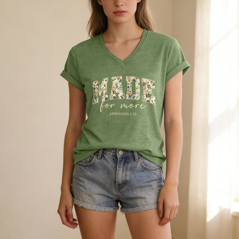 Christianartworkshop Lässiges T-Shirt mit V-Ausschnitt und floralem Muster in College-Schriftart und Kursivschrift, verziert mit dem Bibelvers Epheser 2,10. - image 19