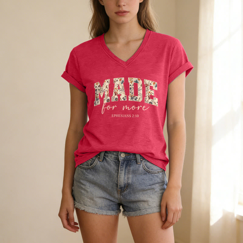 Christianartworkshop Lässiges T-Shirt mit V-Ausschnitt und floralem Muster in College-Schriftart und Kursivschrift, verziert mit dem Bibelvers Epheser 2,10. - image 13