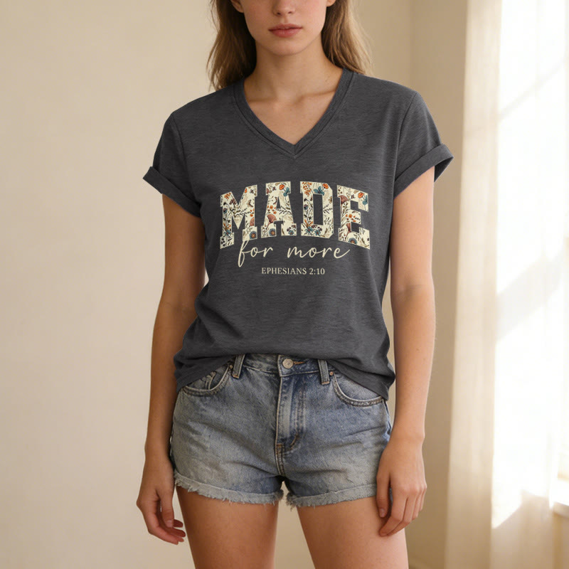 Christianartworkshop Lässiges T-Shirt mit V-Ausschnitt und floralem Muster in College-Schriftart und Kursivschrift, verziert mit dem Bibelvers Epheser 2,10. - image 3