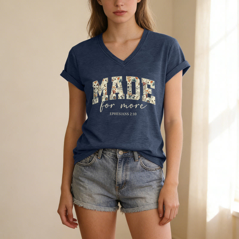 Christianartworkshop Lässiges T-Shirt mit V-Ausschnitt und floralem Muster in College-Schriftart und Kursivschrift, verziert mit dem Bibelvers Epheser 2,10. - image 1