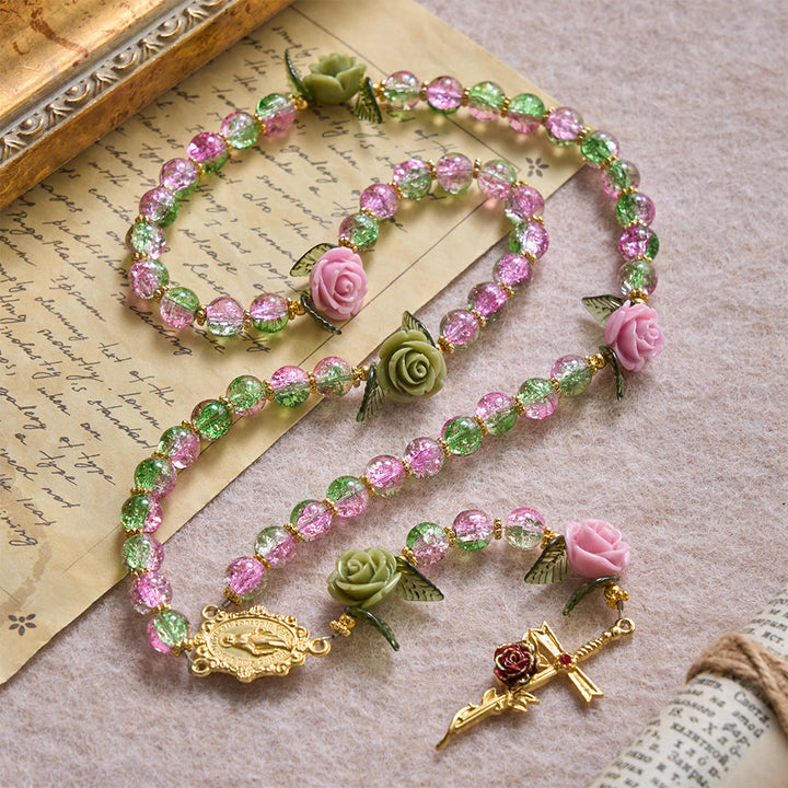 Christianartworkshop Rosenkranz aus rosa und grünen, facettierten Glasperlen mit Crackle-Effekt und Rosenmotiven, Marienkreuz - image 3