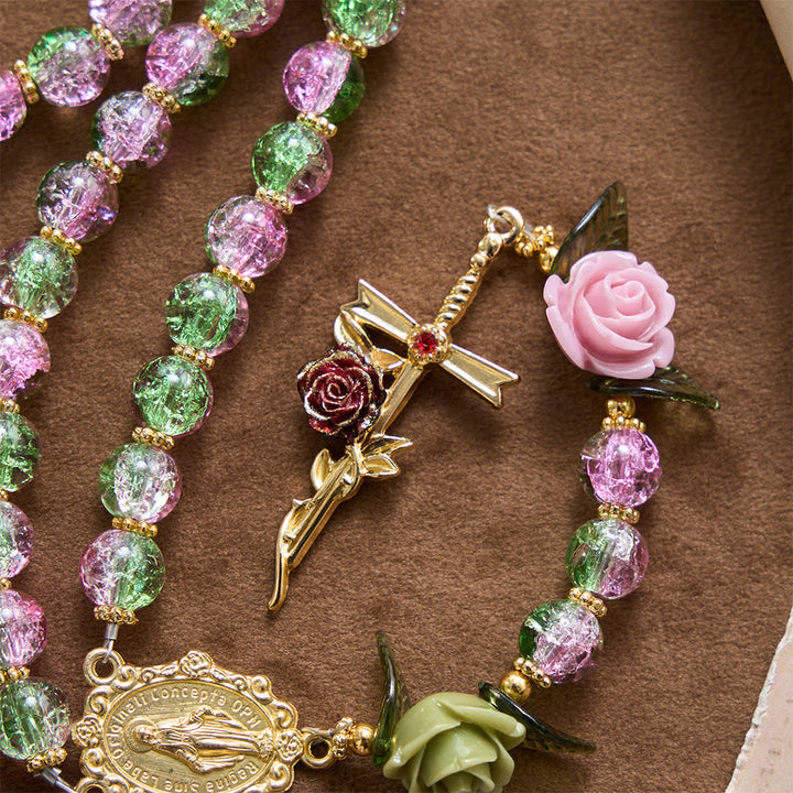 Christianartworkshop Rosenkranz aus rosa und grünen, facettierten Glasperlen mit Crackle-Effekt und Rosenmotiven, Marienkreuz - image 7