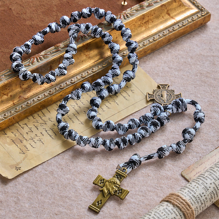 Christianartworkshop Schwarzer und weißer Rosenkranz aus gedrehtem Paracord mit St.-Benedikt-Plakette und Jesuskreuz - image 2