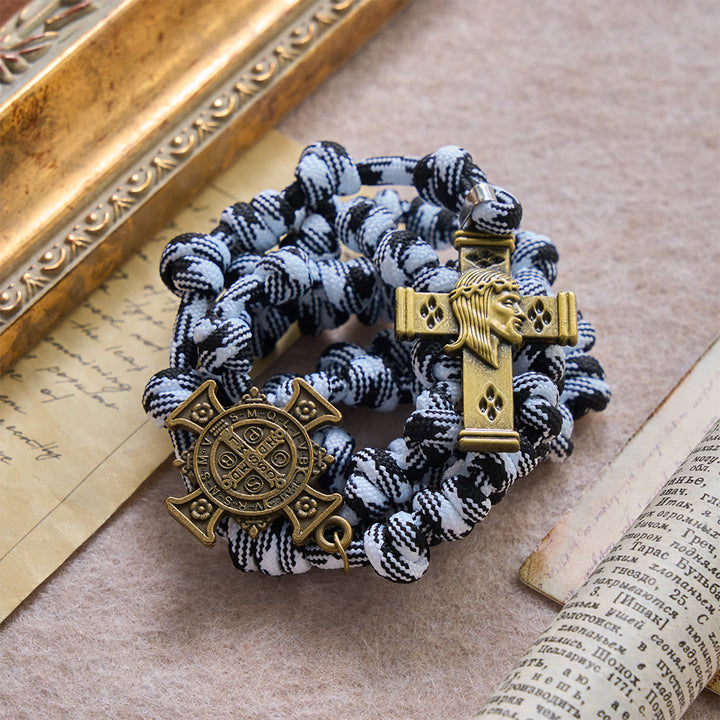 Christianartworkshop Schwarzer und weißer Rosenkranz aus gedrehtem Paracord mit St.-Benedikt-Plakette und Jesuskreuz - image 4