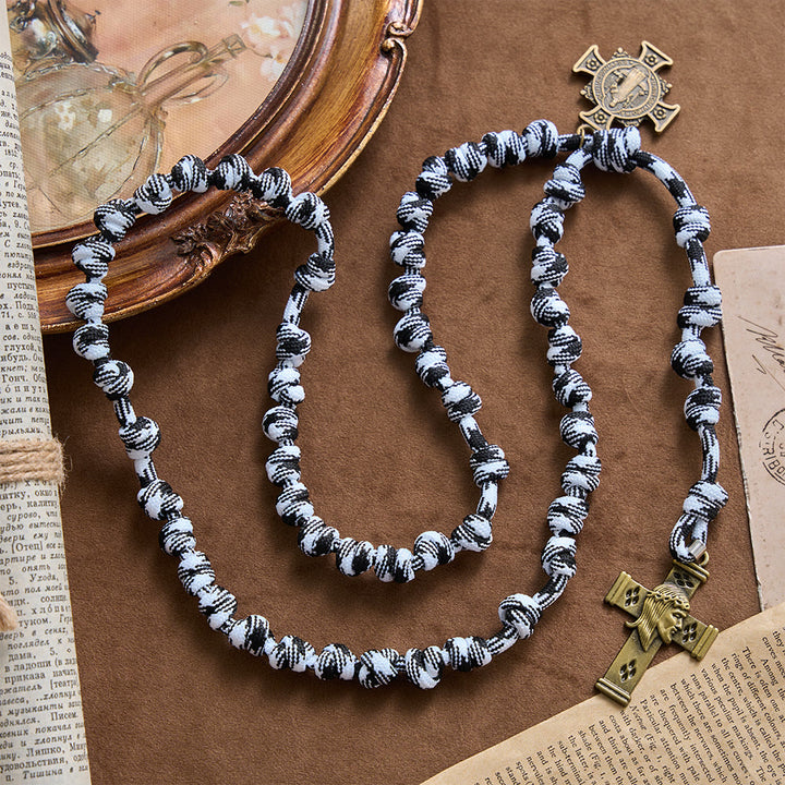 Christianartworkshop Schwarzer und weißer Rosenkranz aus gedrehtem Paracord mit St.-Benedikt-Plakette und Jesuskreuz - Rosenkranz aus schwarzem und weißem Paracord - image 0