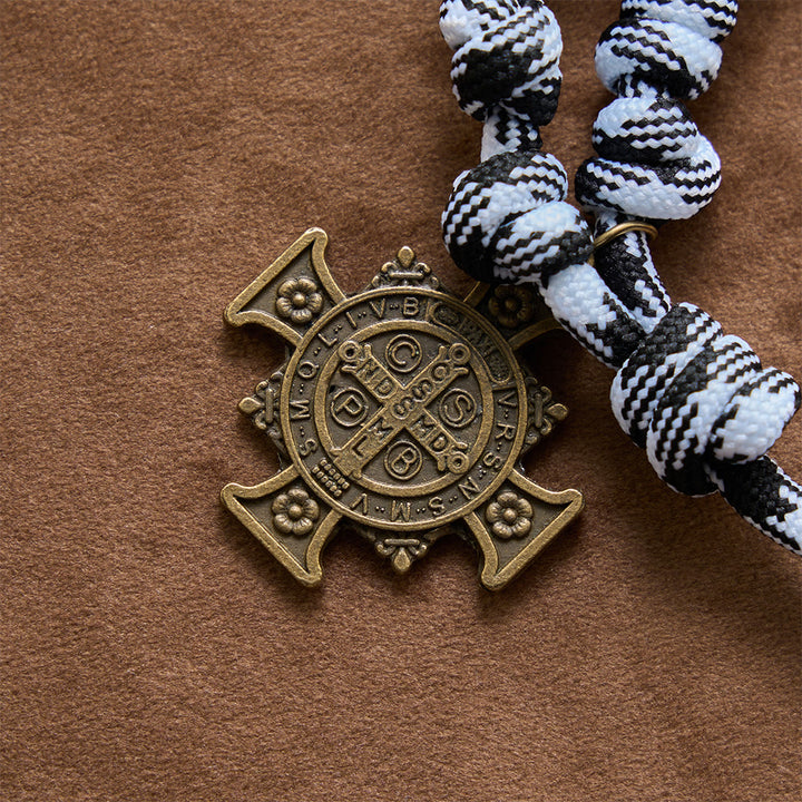 Christianartworkshop Schwarzer und weißer Rosenkranz aus gedrehtem Paracord mit St.-Benedikt-Plakette und Jesuskreuz - image 7
