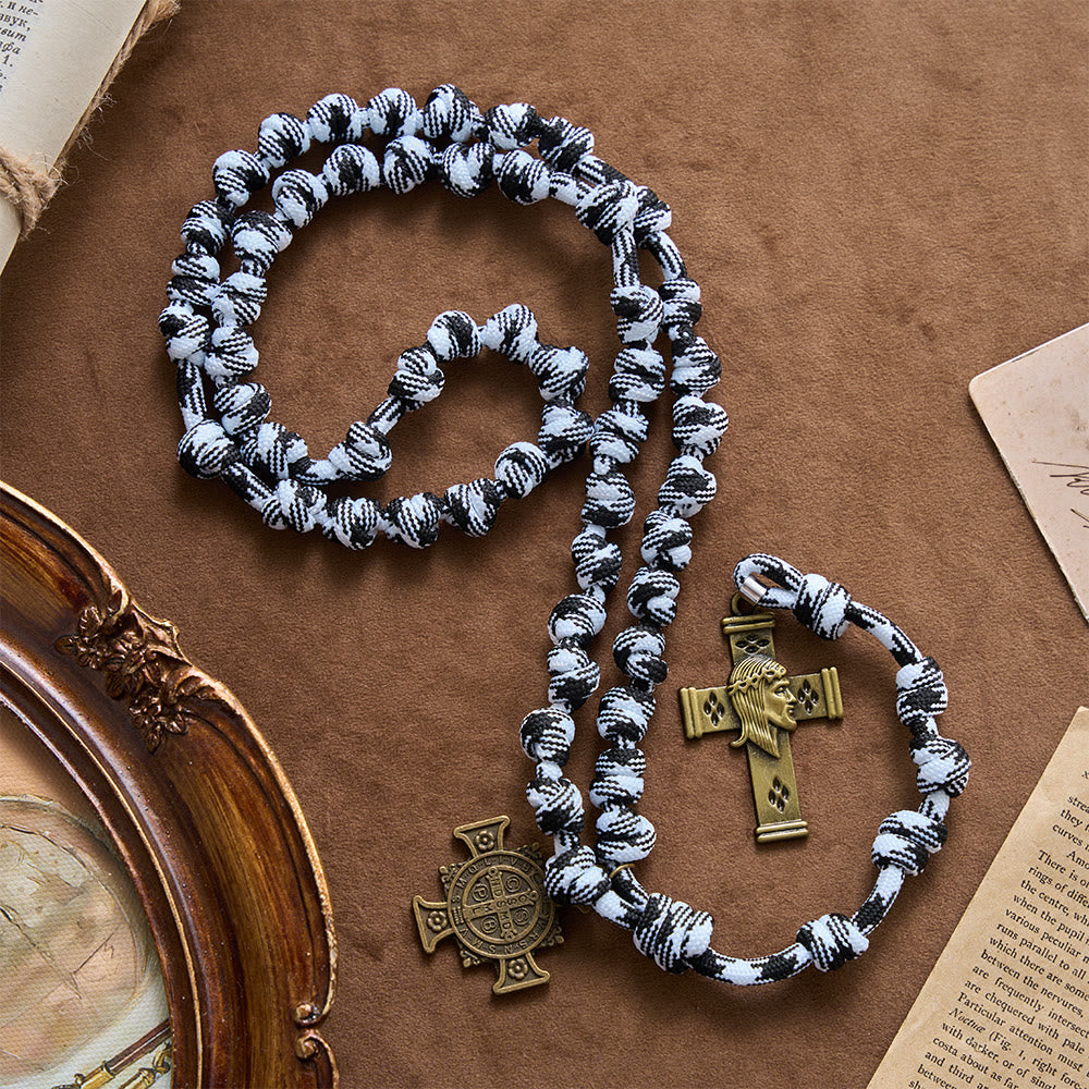 Christianartworkshop Schwarzer und weißer Rosenkranz aus gedrehtem Paracord mit St.-Benedikt-Plakette und Jesuskreuz - image 3