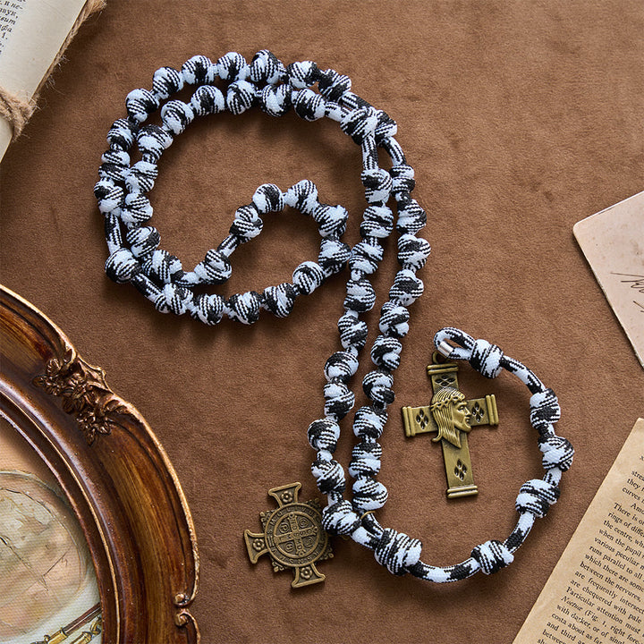 Christianartworkshop Schwarzer und weißer Rosenkranz aus gedrehtem Paracord mit St.-Benedikt-Plakette und Jesuskreuz - image 3