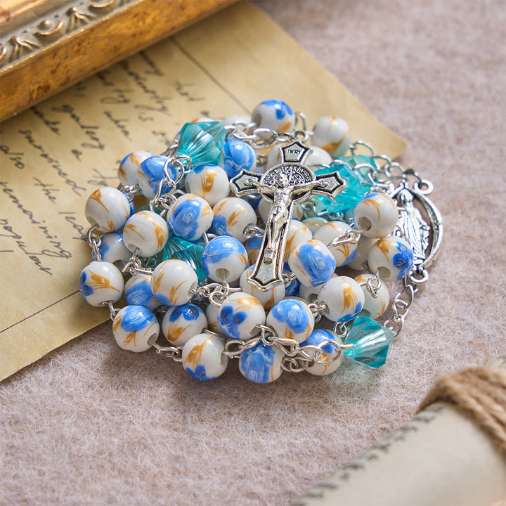 Christianartworkshop Rosenkranz mit Kreuz und Kreuz, hellblaue Keramikperlen mit Blumenmuster - image 4