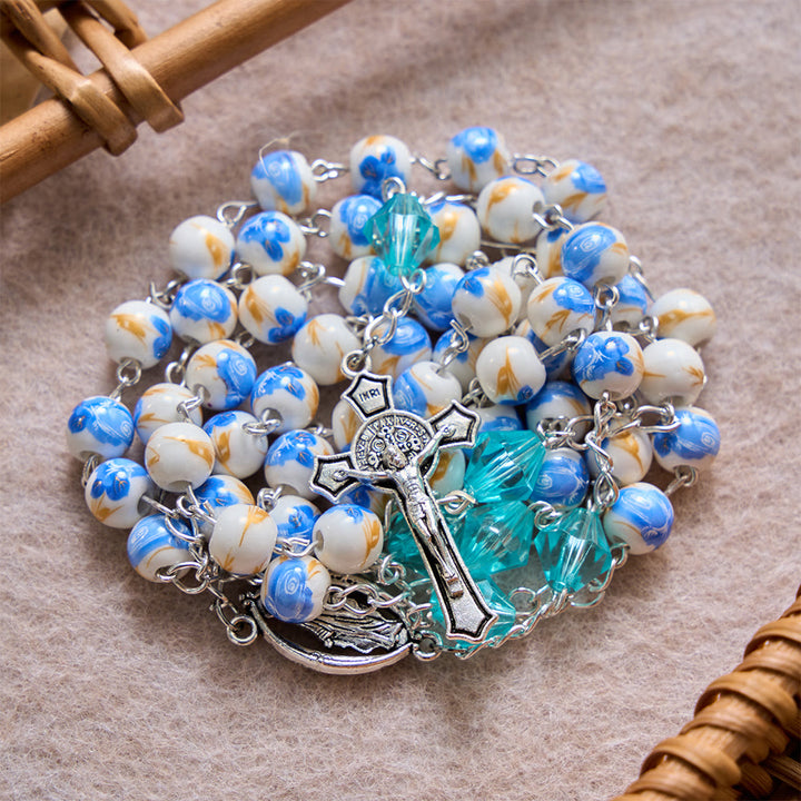 Christianartworkshop Rosenkranz mit Kreuz und Kreuz, hellblaue Keramikperlen mit Blumenmuster - Rosenkranz aus Keramik mit blauen Blumen - image 0