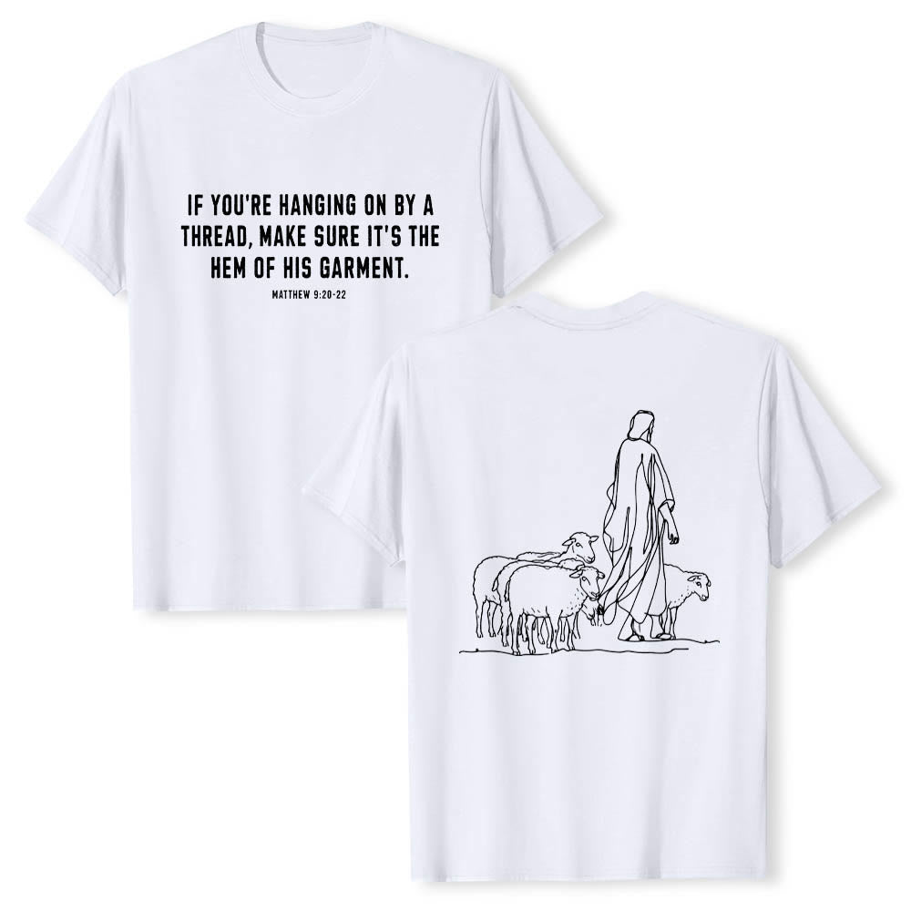 Christianartworkshop Wenn du am seidenen Faden hängst (Matthäus 9,22) Vorderseite: Hirte und Schafe ziehen zurück Premium Kurzarm-T-Shirt - Weiß - 2XL - image 3