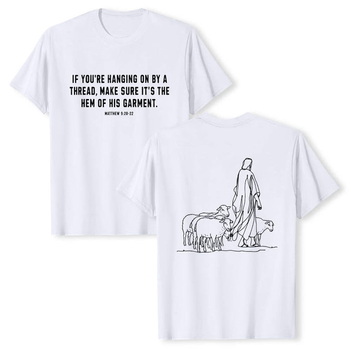 Christianartworkshop Wenn du am seidenen Faden hängst (Matthäus 9,22) Vorderseite: Hirte und Schafe ziehen zurück Premium Kurzarm-T-Shirt - Weiß - 2XL - image 3