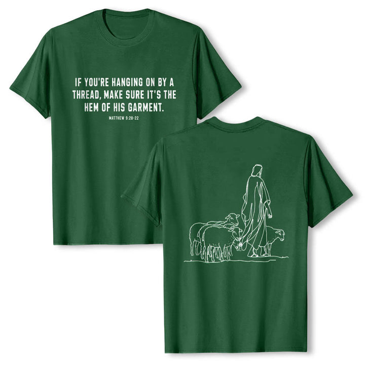 Christianartworkshop Wenn du am seidenen Faden hängst (Matthäus 9,22) Vorderseite: Hirte und Schafe ziehen zurück Premium Kurzarm-T-Shirt - Dunkelgrün - 2XL - image 6