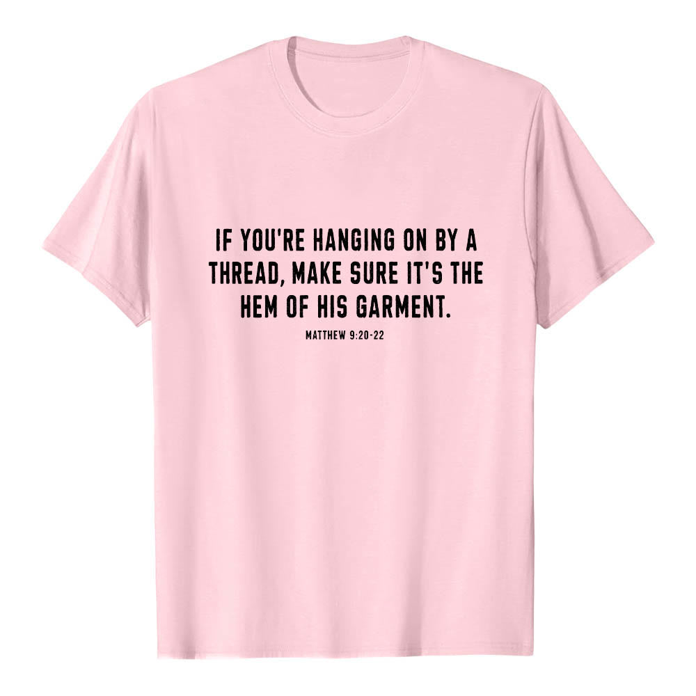 Christianartworkshop Wenn du am seidenen Faden hängst (Matthäus 9,22) Vorderseite: Hirte und Schafe ziehen zurück Premium Kurzarm-T-Shirt - image 25