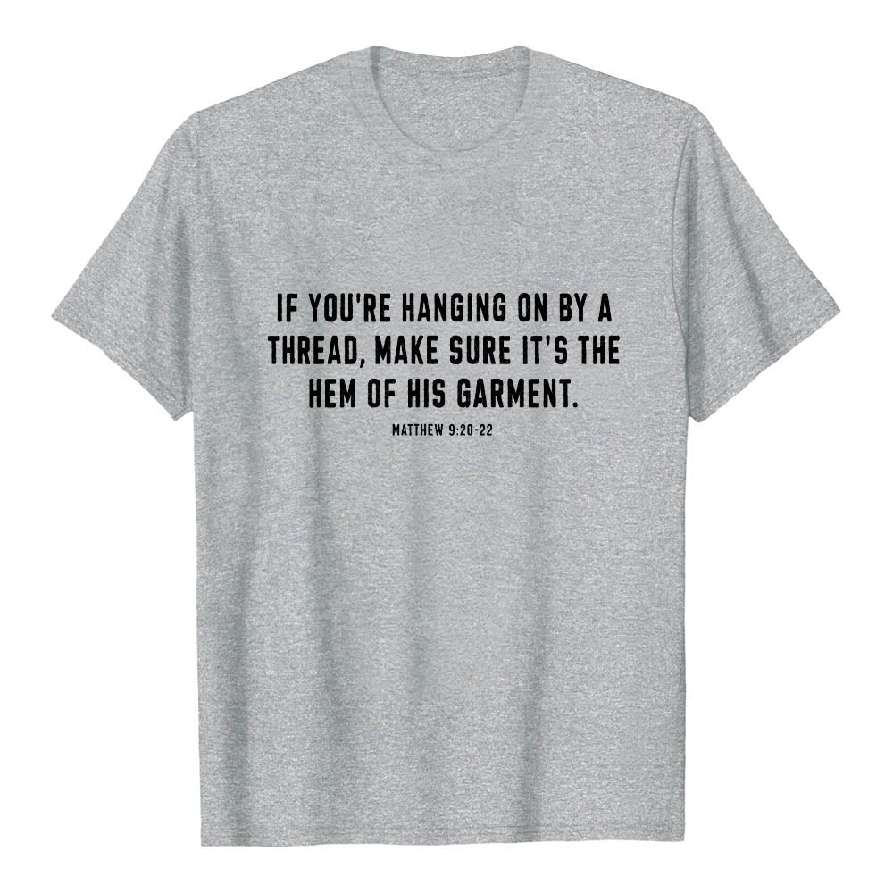 Christianartworkshop Wenn du am seidenen Faden hängst (Matthäus 9,22) Vorderseite: Hirte und Schafe ziehen zurück Premium Kurzarm-T-Shirt - image 1
