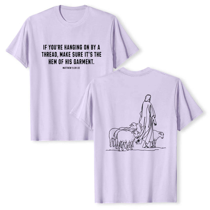 Christianartworkshop Wenn du am seidenen Faden hängst (Matthäus 9,22) Vorderseite: Hirte und Schafe ziehen zurück Premium Kurzarm-T-Shirt - Lila - 2XL - image 12