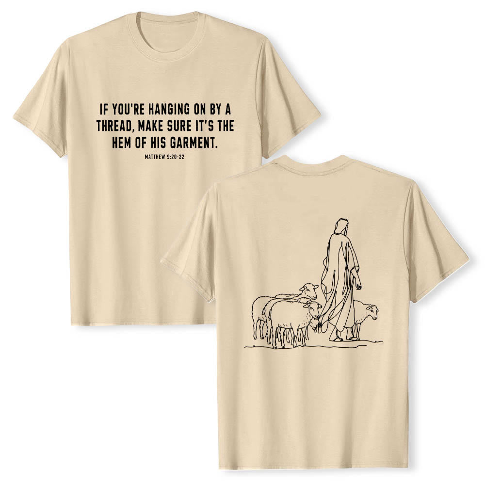 Christianartworkshop Wenn du am seidenen Faden hängst (Matthäus 9,22) Vorderseite: Hirte und Schafe ziehen zurück Premium Kurzarm-T-Shirt - Beige - 2XL - image 18