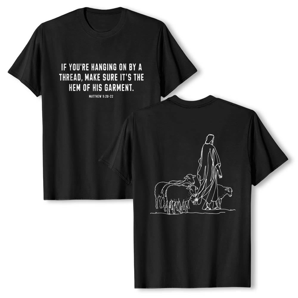 Christianartworkshop Wenn du am seidenen Faden hängst (Matthäus 9,22) Vorderseite: Hirte und Schafe ziehen zurück Premium Kurzarm-T-Shirt - Schwarz - 2XL - image 15