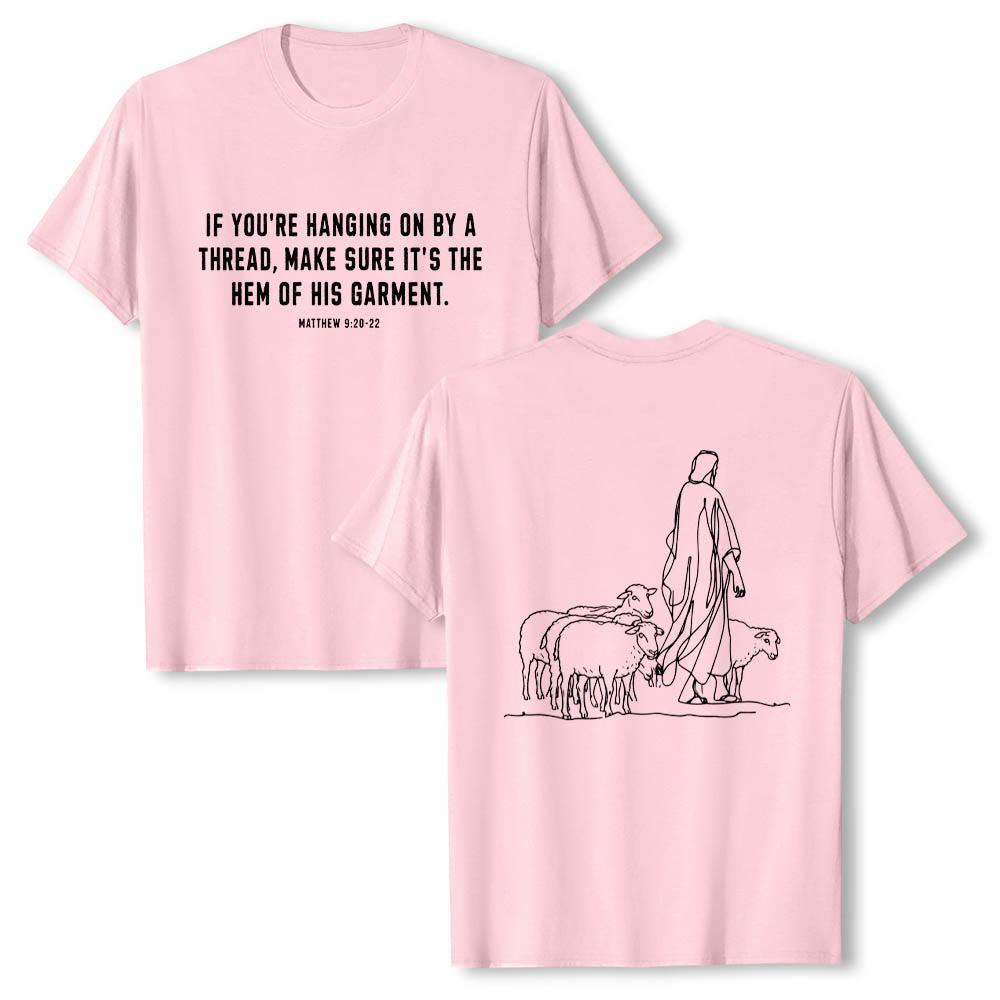 Christianartworkshop Wenn du am seidenen Faden hängst (Matthäus 9,22) Vorderseite: Hirte und Schafe ziehen zurück Premium Kurzarm-T-Shirt - Rosa - 2XL - image 24