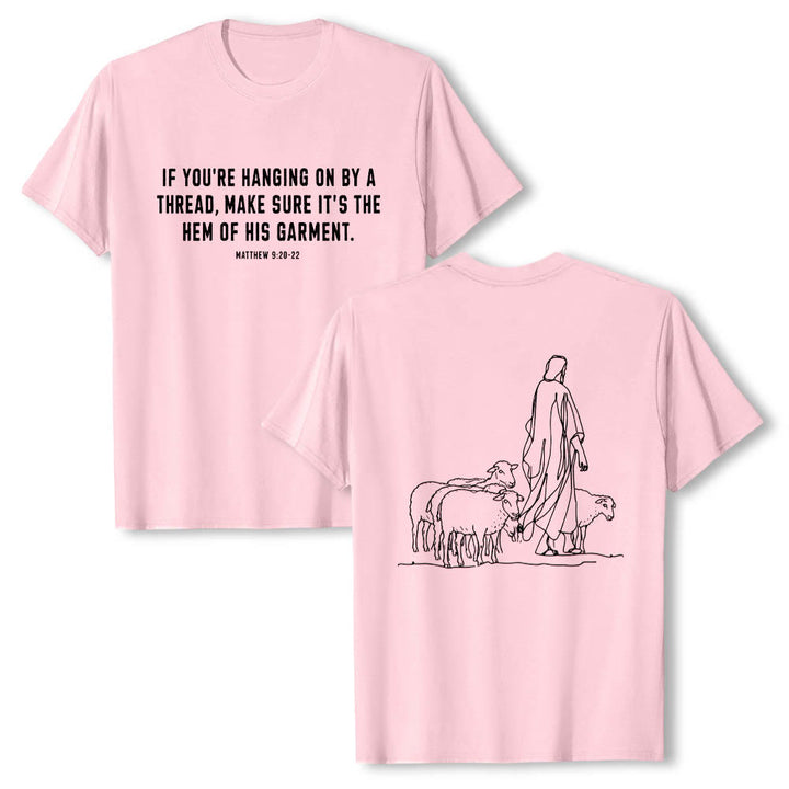 Christianartworkshop Wenn du am seidenen Faden hängst (Matthäus 9,22) Vorderseite: Hirte und Schafe ziehen zurück Premium Kurzarm-T-Shirt - Rosa - 2XL - image 24