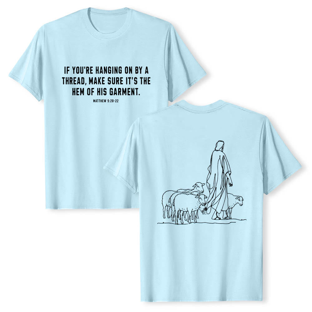 Christianartworkshop Wenn du am seidenen Faden hängst (Matthäus 9,22) Vorderseite: Hirte und Schafe ziehen zurück Premium Kurzarm-T-Shirt - Blau - 2XL - image 9