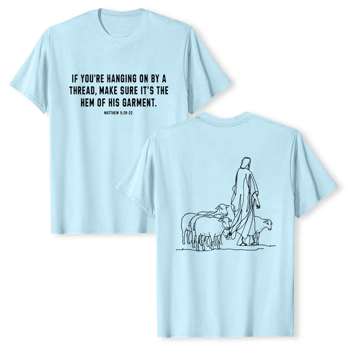 Christianartworkshop Wenn du am seidenen Faden hängst (Matthäus 9,22) Vorderseite: Hirte und Schafe ziehen zurück Premium Kurzarm-T-Shirt - Blau - 2XL - image 9