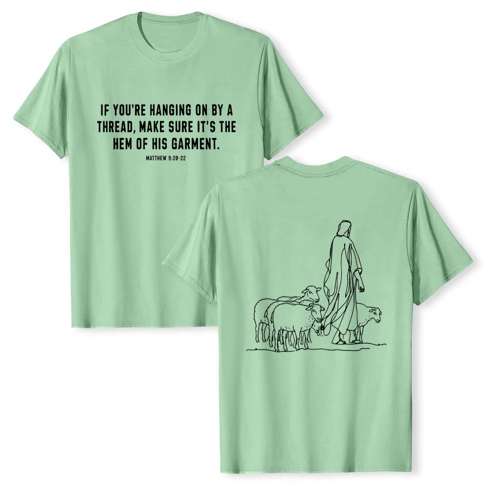 Christianartworkshop Wenn du am seidenen Faden hängst (Matthäus 9,22) Vorderseite: Hirte und Schafe ziehen zurück Premium Kurzarm-T-Shirt - Hellgrün - 2XL - image 21