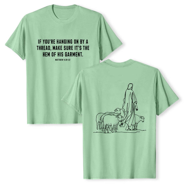 Christianartworkshop Wenn du am seidenen Faden hängst (Matthäus 9,22) Vorderseite: Hirte und Schafe ziehen zurück Premium Kurzarm-T-Shirt - Hellgrün - 2XL - image 21