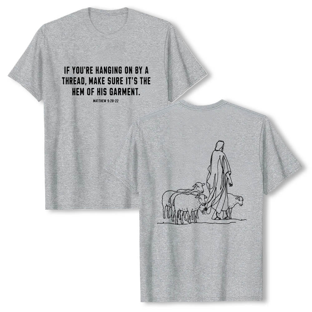 Christianartworkshop Wenn du am seidenen Faden hängst (Matthäus 9,22) Vorderseite: Hirte und Schafe ziehen zurück Premium Kurzarm-T-Shirt - Grau - 2XL - image 0