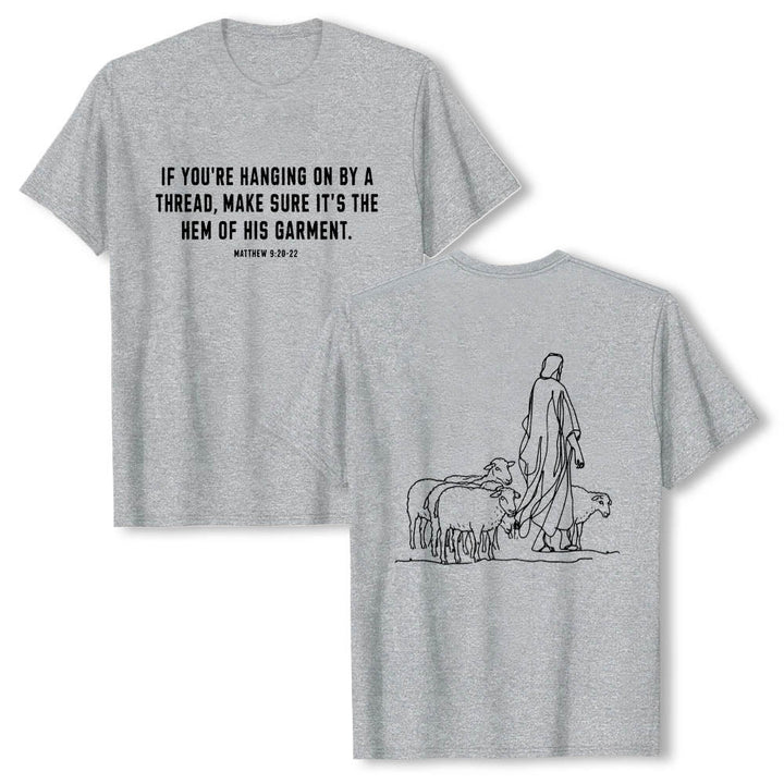 Christianartworkshop Wenn du am seidenen Faden hängst (Matthäus 9,22) Vorderseite: Hirte und Schafe ziehen zurück Premium Kurzarm-T-Shirt - Grau - 2XL - image 0