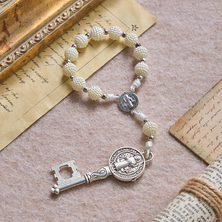 Christianartworkshop Rosenkranz mit Perlencluster und graviertem Anhänger in Form des Heiligen Benediktsschlüssels - image 3