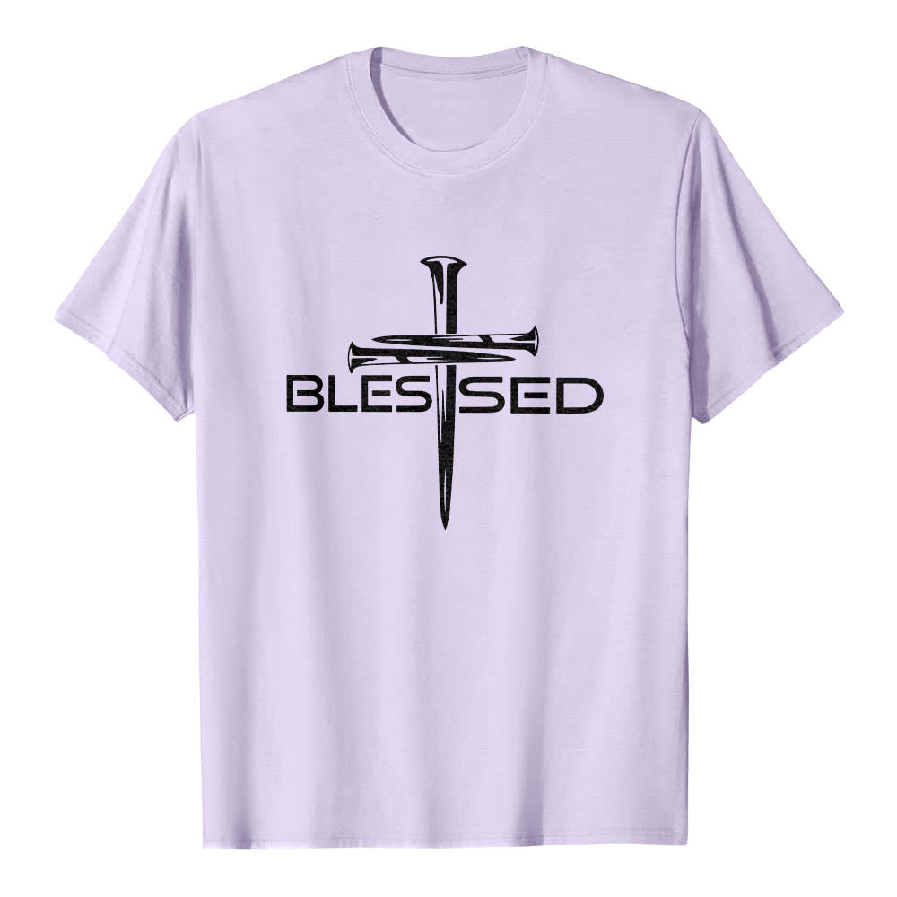 Christianartworkshop Gesegnetes Drei-Nägel-Kreuz, geteilt, fetter Blockdruck auf der Vorderseite, Premium-Kurzarm-T-Shirt - Lila - 2XL - image 9