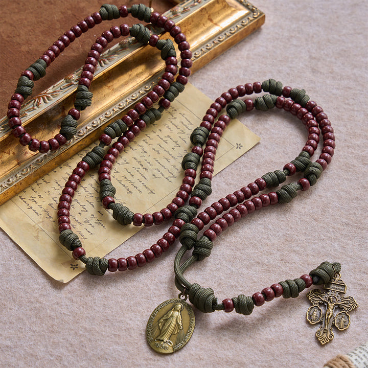 Christianartworkshop Rosenkranz aus 15 Dekaden Paracord, braunen Fassperlen, Wundermedaille, dreiteiligem Kruzifix - image 3