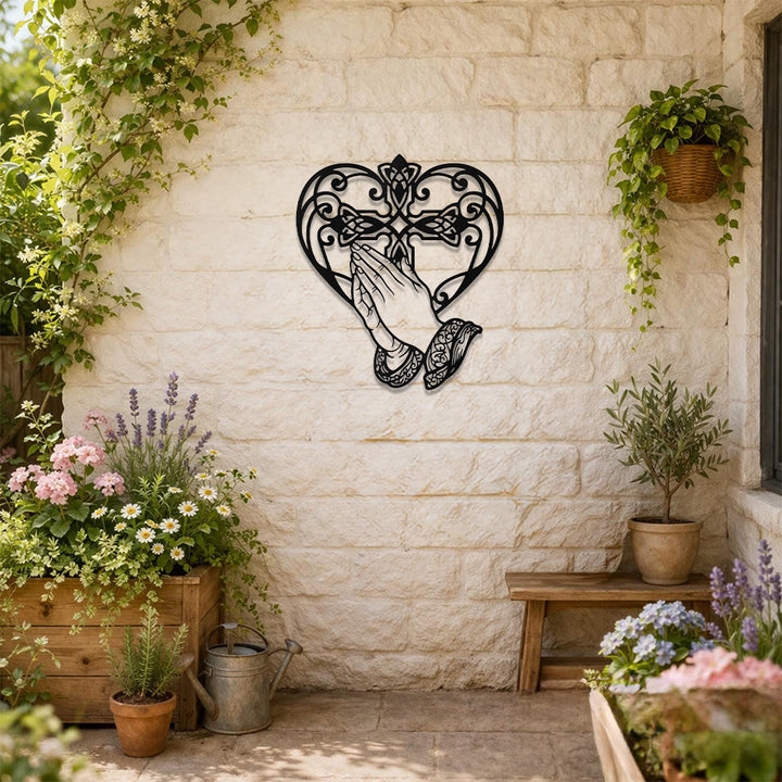 Christianartworkshop Herzförmiger Rahmen mit betenden Händen, gekreuzt – Wanddekoration aus Metall: Zeitloses Symbol der heiligen, erlösenden Gnade - image 3